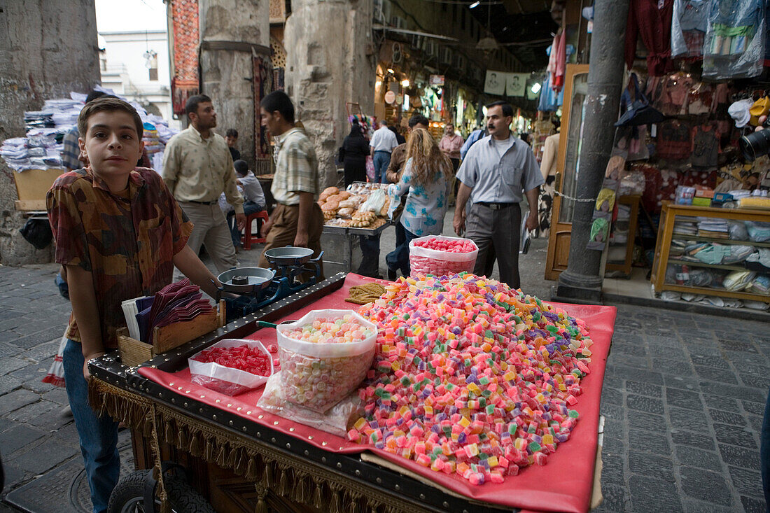 Junge mit Handwagen verkauft buntes Süßigkeiten Konfekt im Suq al-Hamidiya, Damaskus, Syrien, Naher Osten, Asien