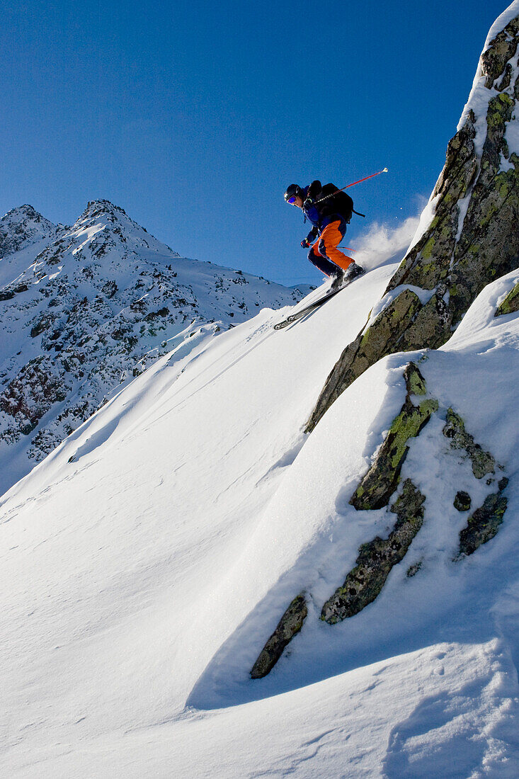 Skifahrer beim Freeride, Skigebiet Gemsstock, Andermatt, Kanton Uri, Schweiz