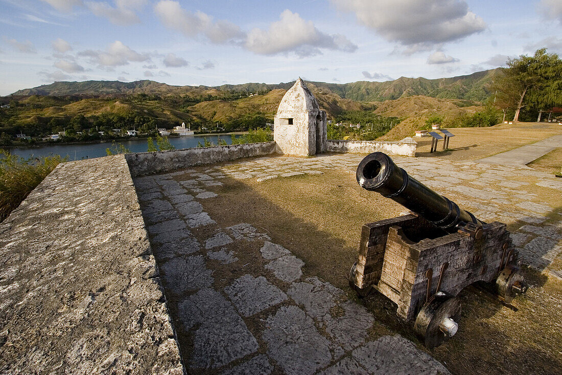 Kanone auf der Wehrmauer der Festung Nuestra Senora de la Soledad, Umatac, Guam, Mikronesien, Ozeanien