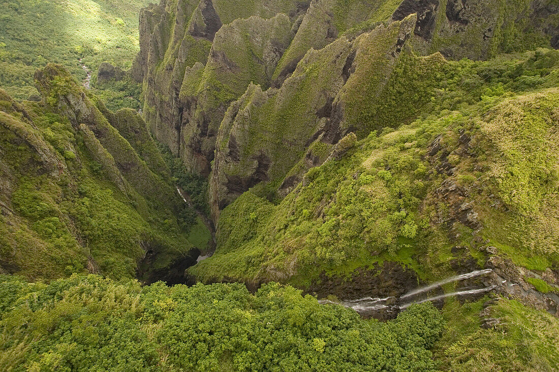 Luftaufnahme von grüner Landschaft mit Wasserfällen, Nuku Hiva, Marquesas Inseln, Polynesien, Ozeanien
