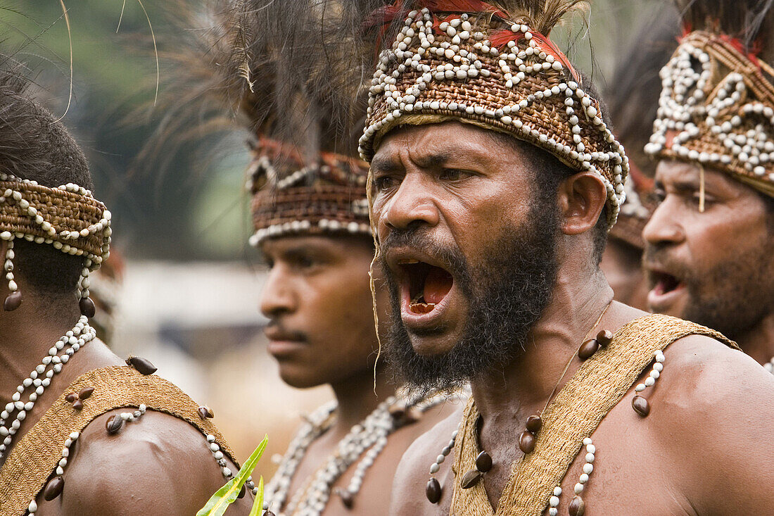 Männer mit Kopfschmuck bei Singsing Tanz, Lae, Papua Neuguinea, Ozeanien
