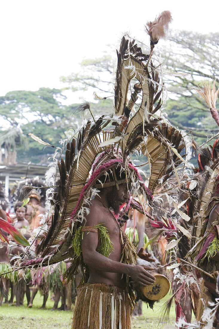 Mann mit Kopfschmuck bei Singsing Tanz, Lae, Papua Neuguinea, Ozeanien