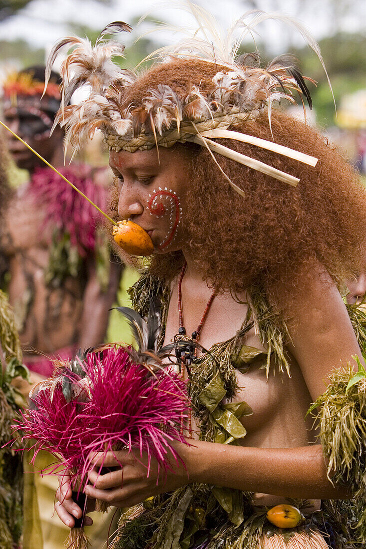 Junge Frau in Tracht und Kopfschmuck bei Singsing Tanz, Lae, Papua Neuguinea, Ozeanien