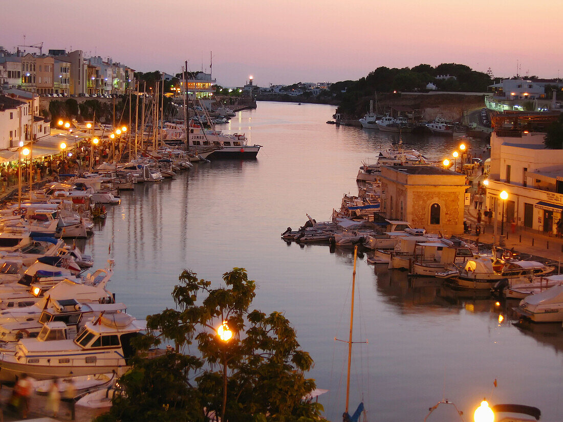 Puerto de Ciudadela (Ciutadella) al atardecer. Menorca. Islas Baleares. España / Ciutadella harbour at sunset. Menorca. Balearic Islands. Spain