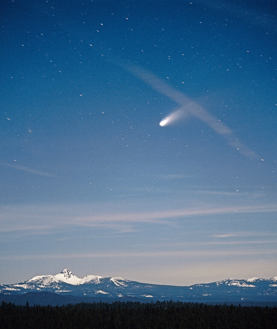Comet Hale-Bopp in the constellation Perseus above Mt. Washington. Cascade Mountain Range. Deschutes National Forest, Deschutes County. Oregon. USA.