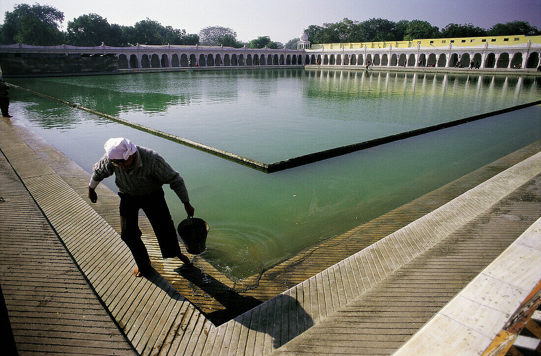 Sikh Temple, pool where the faithful perform their ablutions. Delhi. India