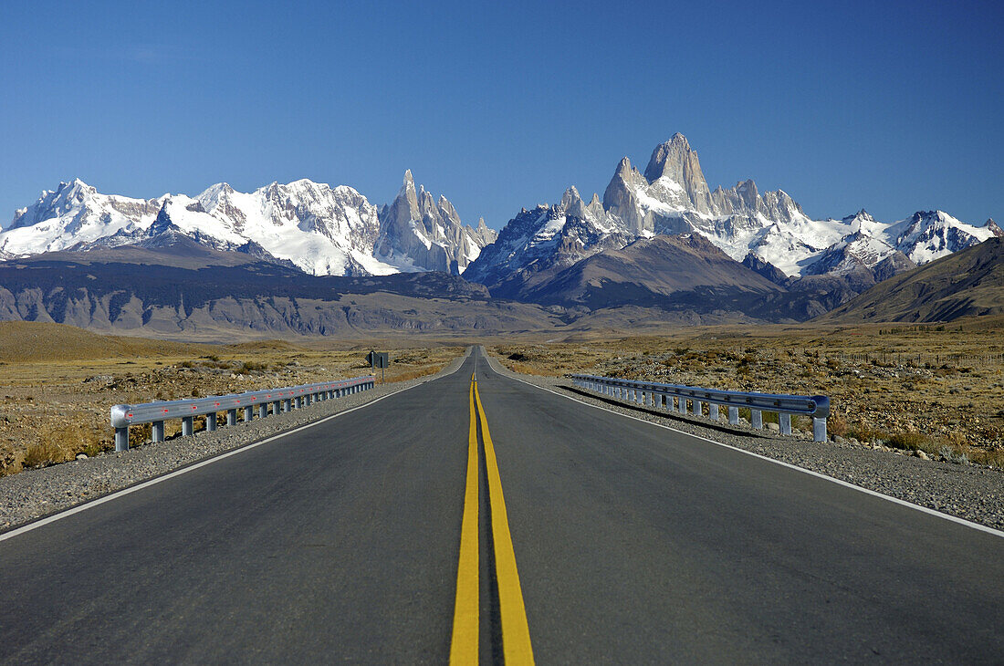 Road. Monte Fitz Roy. Argentina.