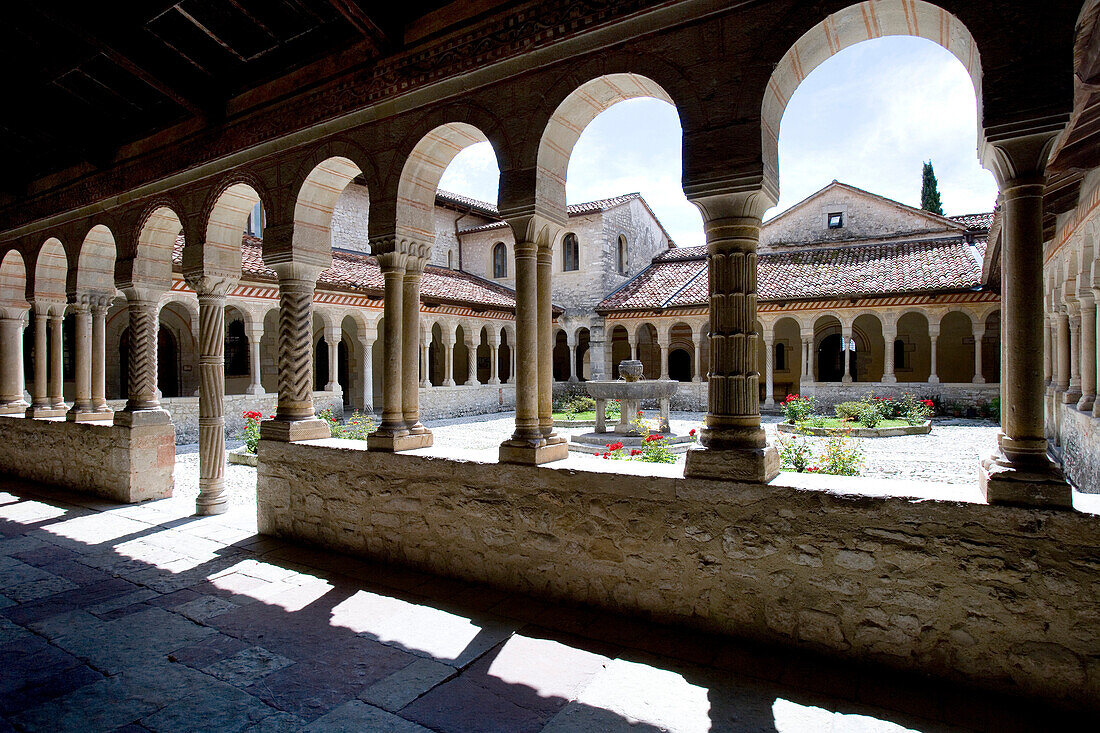 Kloster Follina mit Kreuzgang, Follina, Venetien, Italien