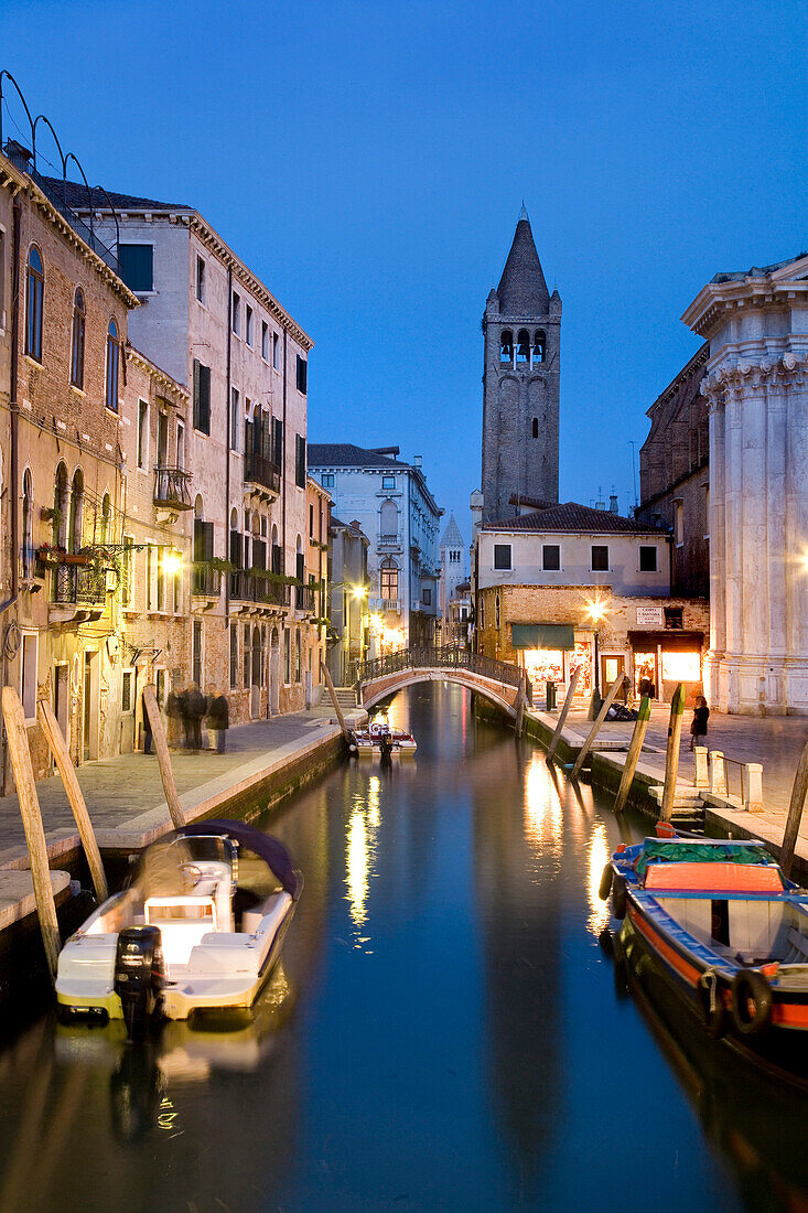 Kanal und Kirche San Barnaba, Venedig, Venetien, Italien