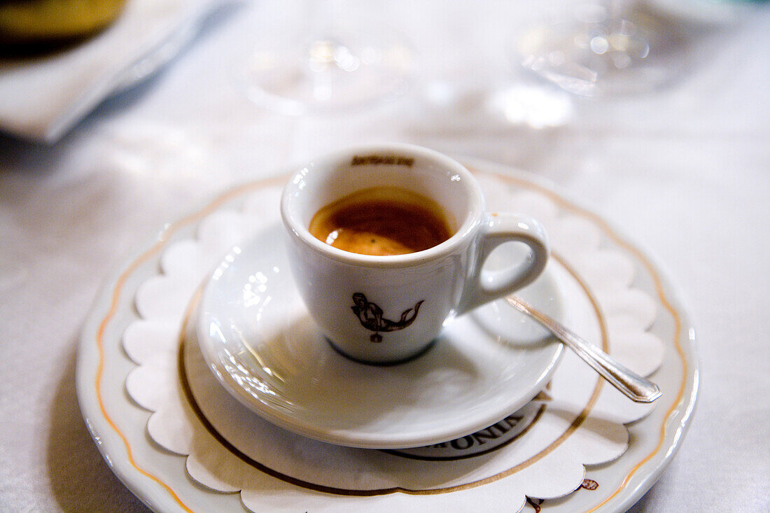 Nahaufnahme von einem Espresso, Verona, Venetien, Italien