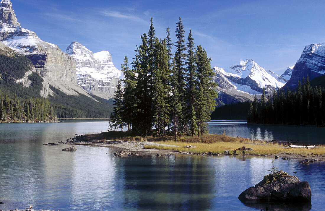 Maligne Lake and Spirit Island, Rocky Mountains, Jasper Narional Park. Alberta, Canada