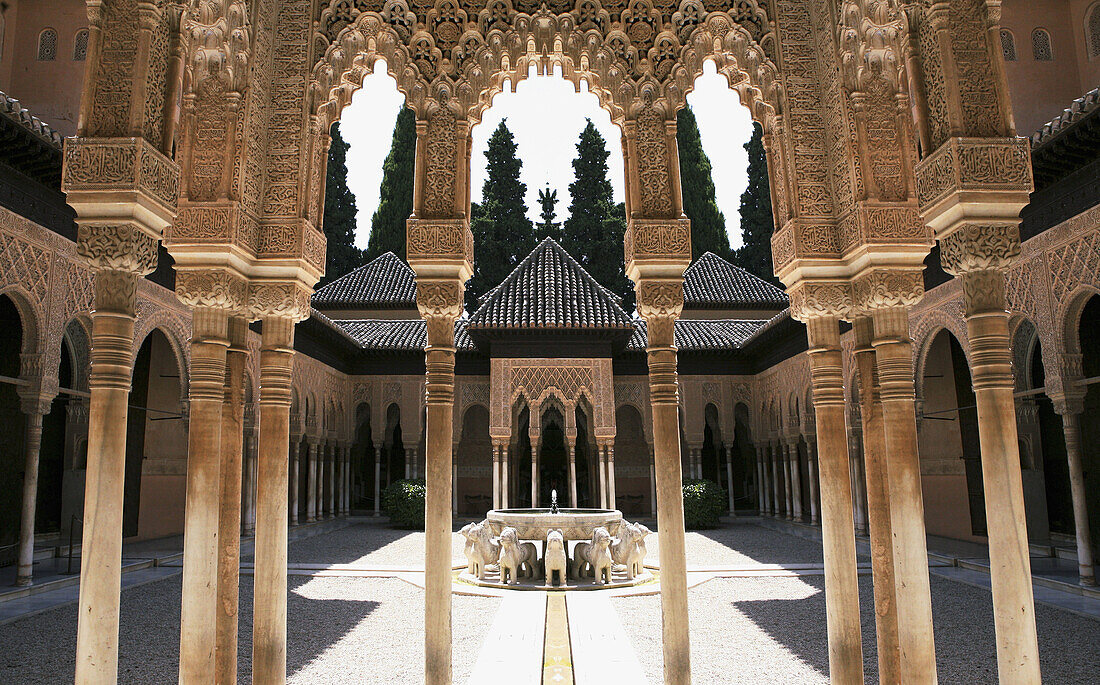  Alhambra, Andalucia, Andalusien, Architektur, Aussen, Brunnen, Draussen, Europa, Farbe, Gebäude, Geschichte, Granada, Hof, Höfe, Kunst, Länder, Löwenhof, Palast, Paläste, Patio de los Leones, Plätze der Welt, Quelle, Quellen, Reisen, Säule, Säulen, Schlo