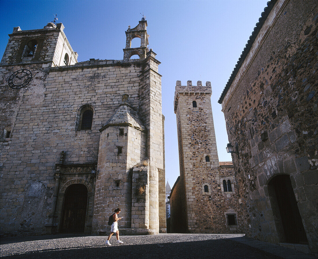 San Mateo square: Church of San Mateo and Torre de las Cigüeñas on the right. Cáceres. Extremadura, Spain