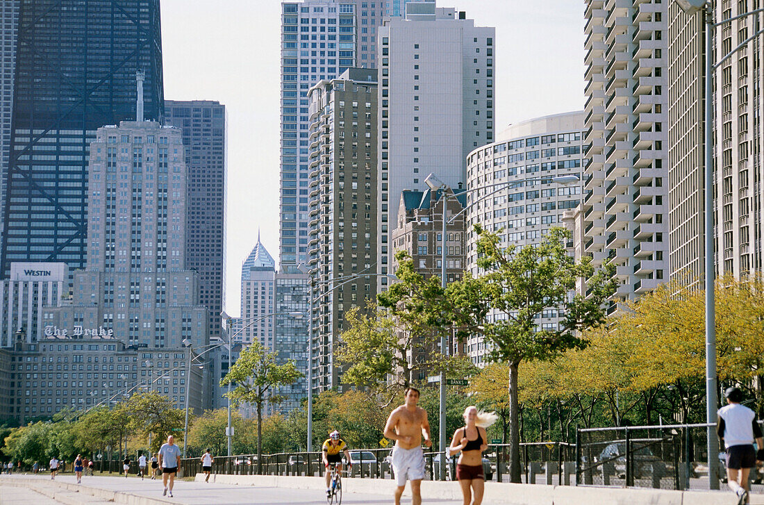 Jogger an Uferpromenade am Oak Street Beach, Gold Coast, Chicago, Illinois, USA