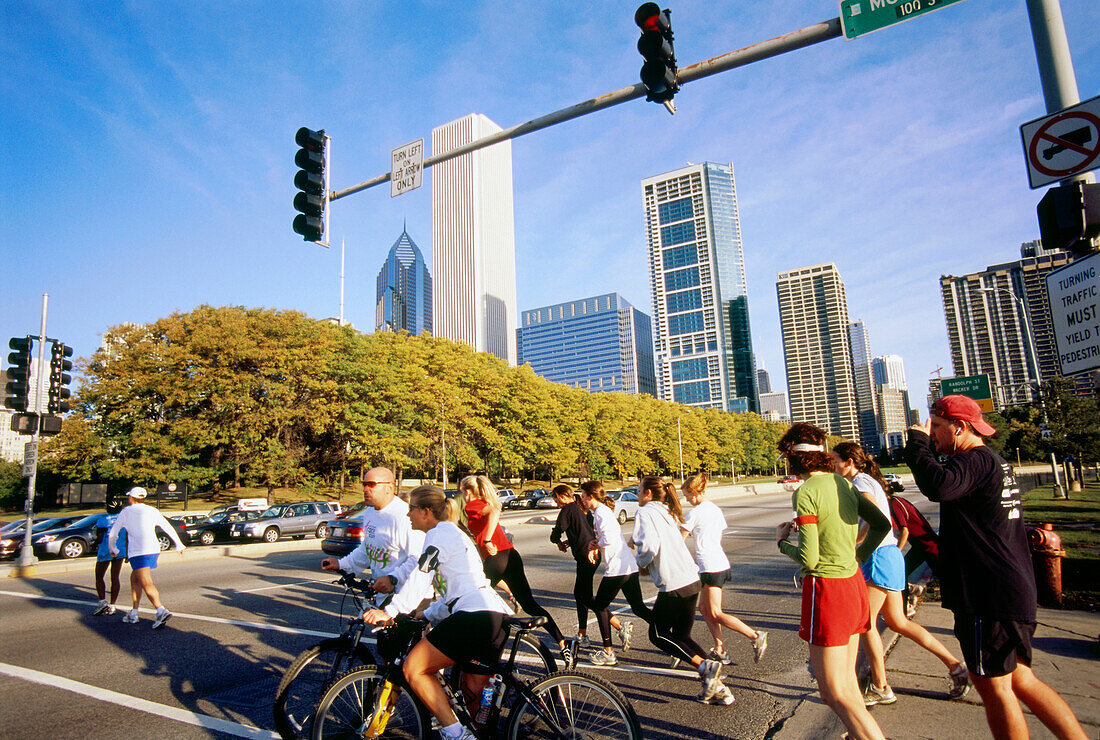 People jogging in the city, Downtown, Chicago, Illinois, USA
