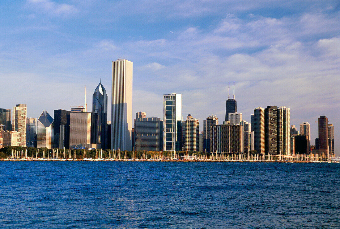 Blick vom Ufer des Lake Michigan zur Skyline Chicago, Illinois, USA