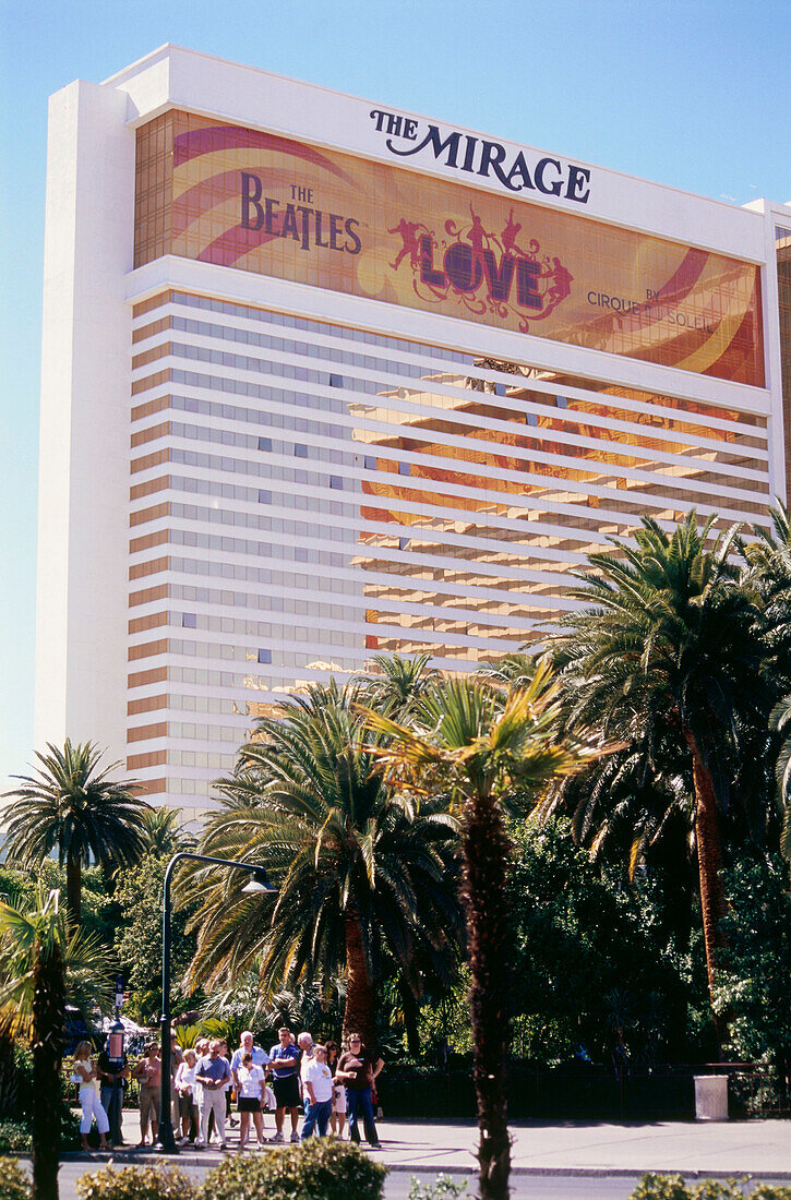 Street life on The Strip in front of Hotel The Mirage, Las Vegas, Nevada, USA, America