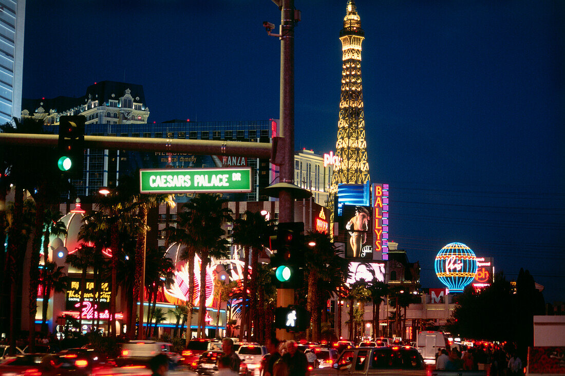 Straßenszene auf The Strip bei Nacht, Las Vegas, Nevada, USA, Amerika