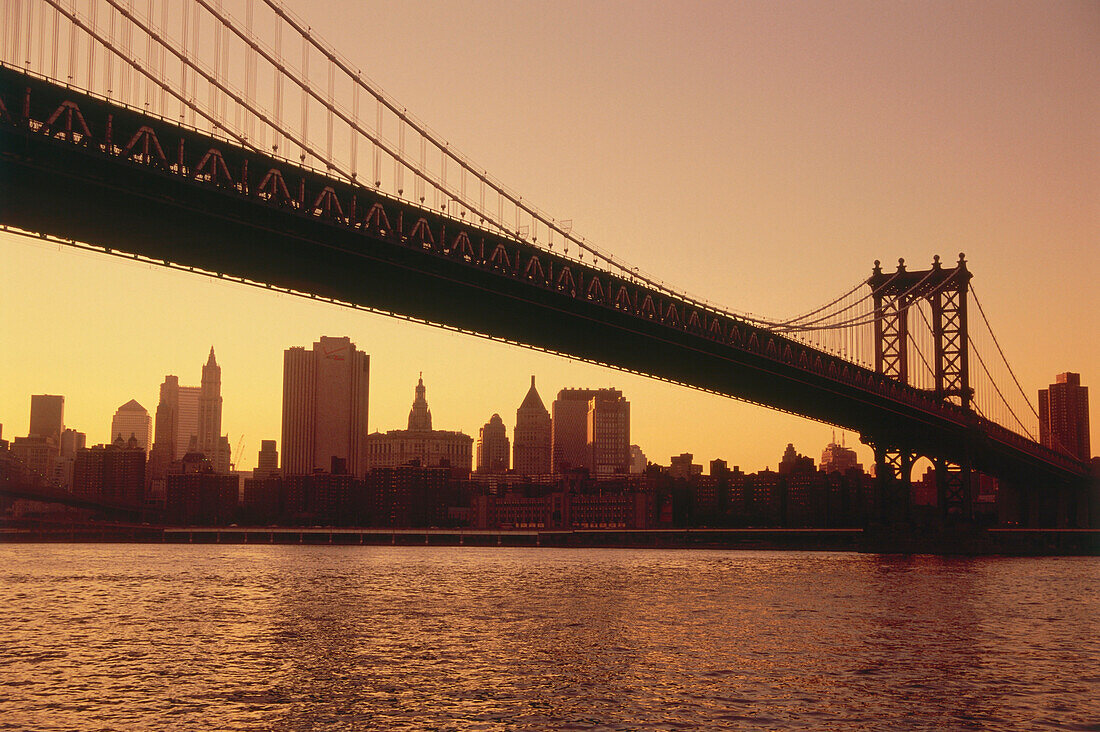 Blick zur Manhattan Bridge im Sonnenuntergang, New York, USA, Amerika