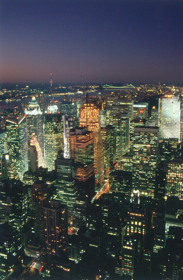 Blick vom Dach aus über Manhattan bei Nacht, New York, USA, Amerika