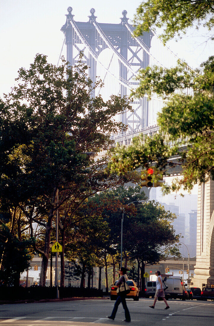 Straßenszene mit Blick auf die Manhattan Bridge, New York, USA, Amerika