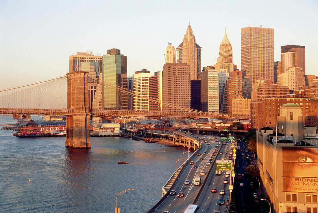 Blick zu Brooklyn Bridge und Lower Manhattan bei Sonnenaufgang, New York, USA, Amerika