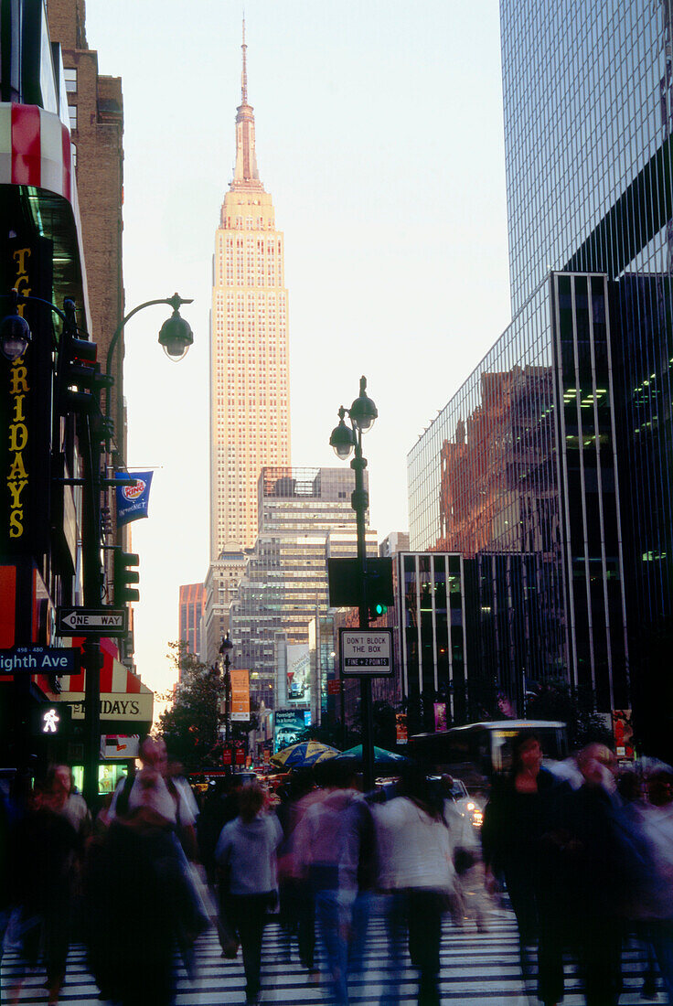 Stadtleben mit Blick auf Empire State Building, New York, USA, Amerika