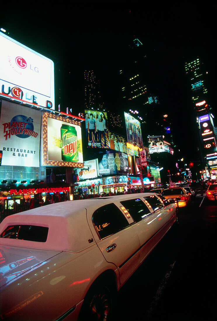 Straßenverkehr bei Nacht am Time Square, Midtown Manhattan, New York, USA, Amerika