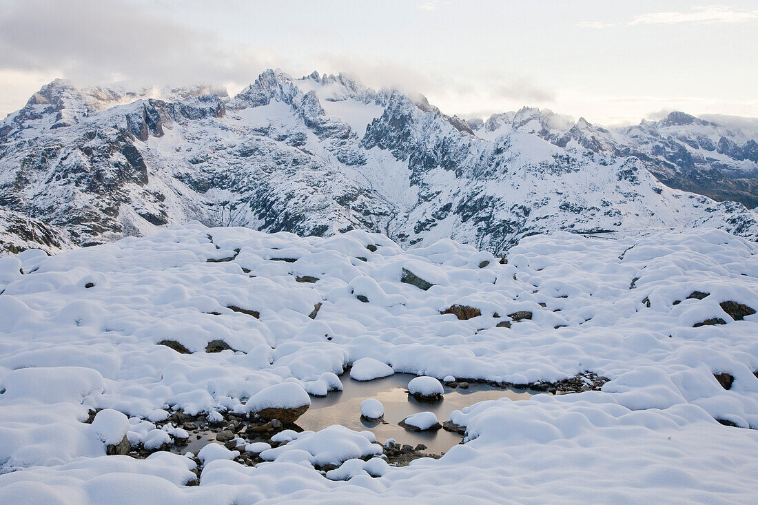 Frischer Schnee auf dem Weg zur Tierberglihütte, im Hintergrund die Berge Fünffingerstäcke und Titlis, Kanton Bern, Schweiz, Alpen