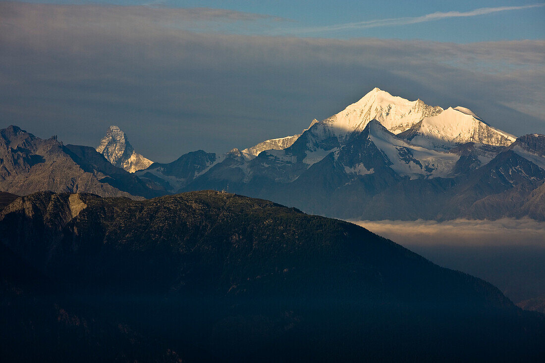 Die Berge Matterhorn und Weisshorn in der Morgensonne, Kanton Wallis, Schweiz