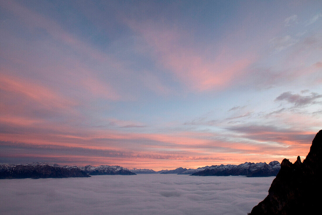 Nebelmeer über dem Rheintal im Abendrod, Kanton St. Gallen, Schweiz