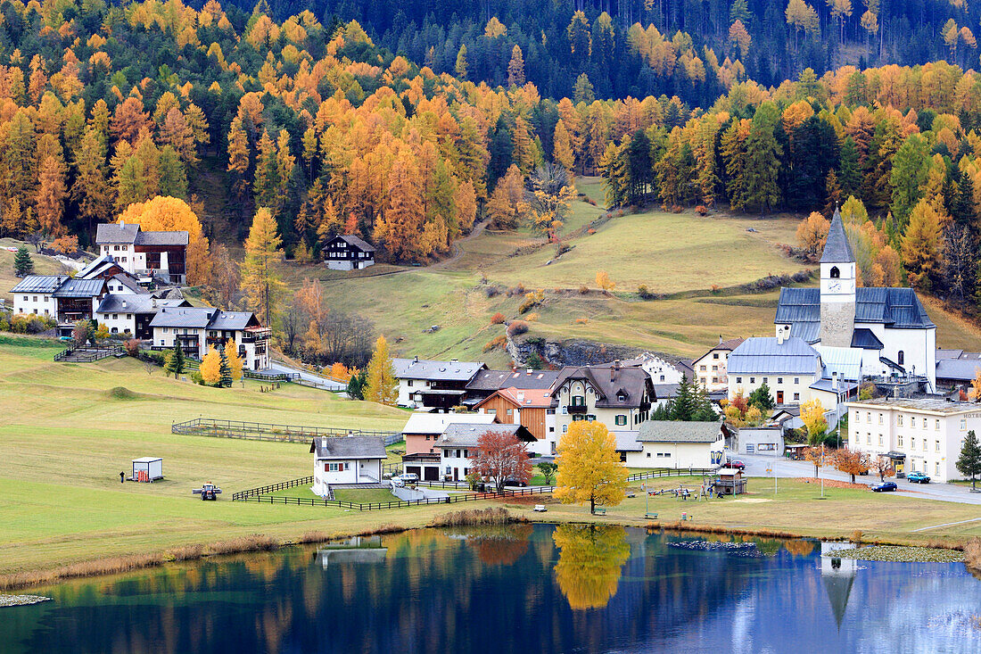 Blick über Lai da Tarasp auf Tarasp im Herbst, Unterengadin, Kanton Graubünden, Schweiz