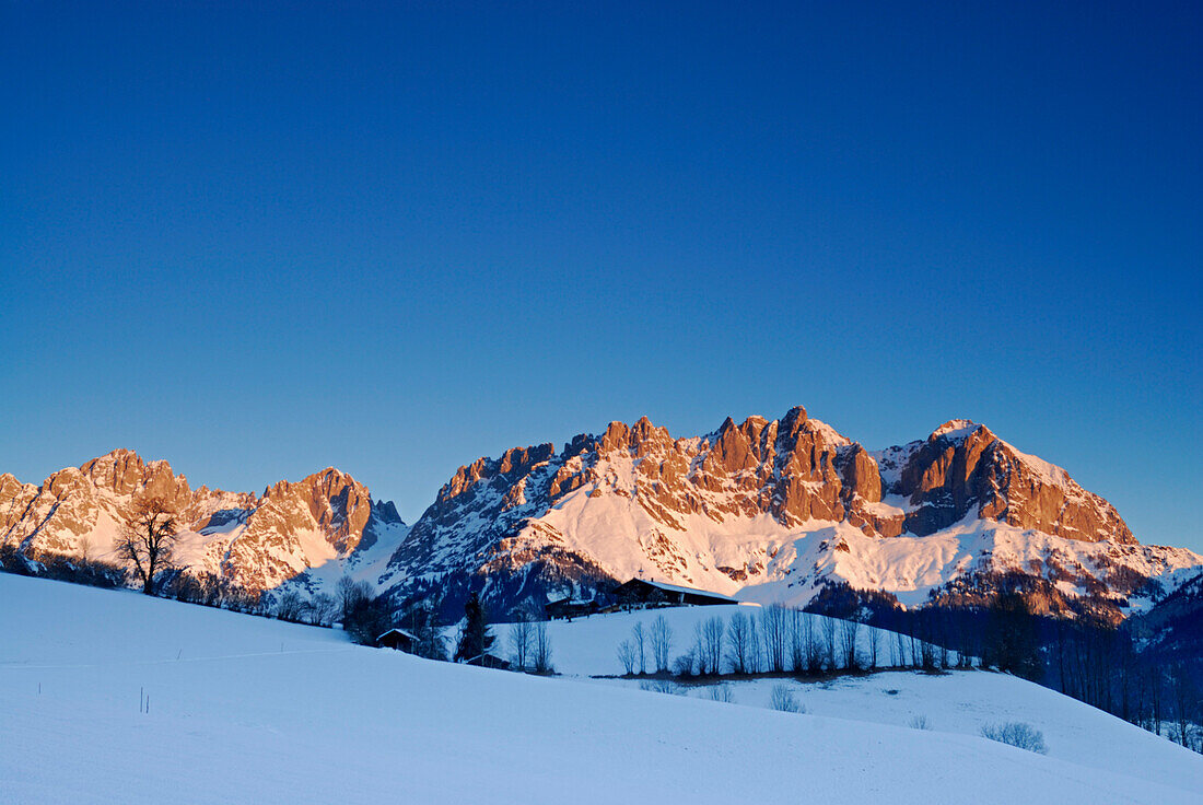 Sonnenaufgang am Wilden Kaiser, Südwände mit Bauernhof, Wilder Kaiser, Kaisergebirge, Tirol, Österreich