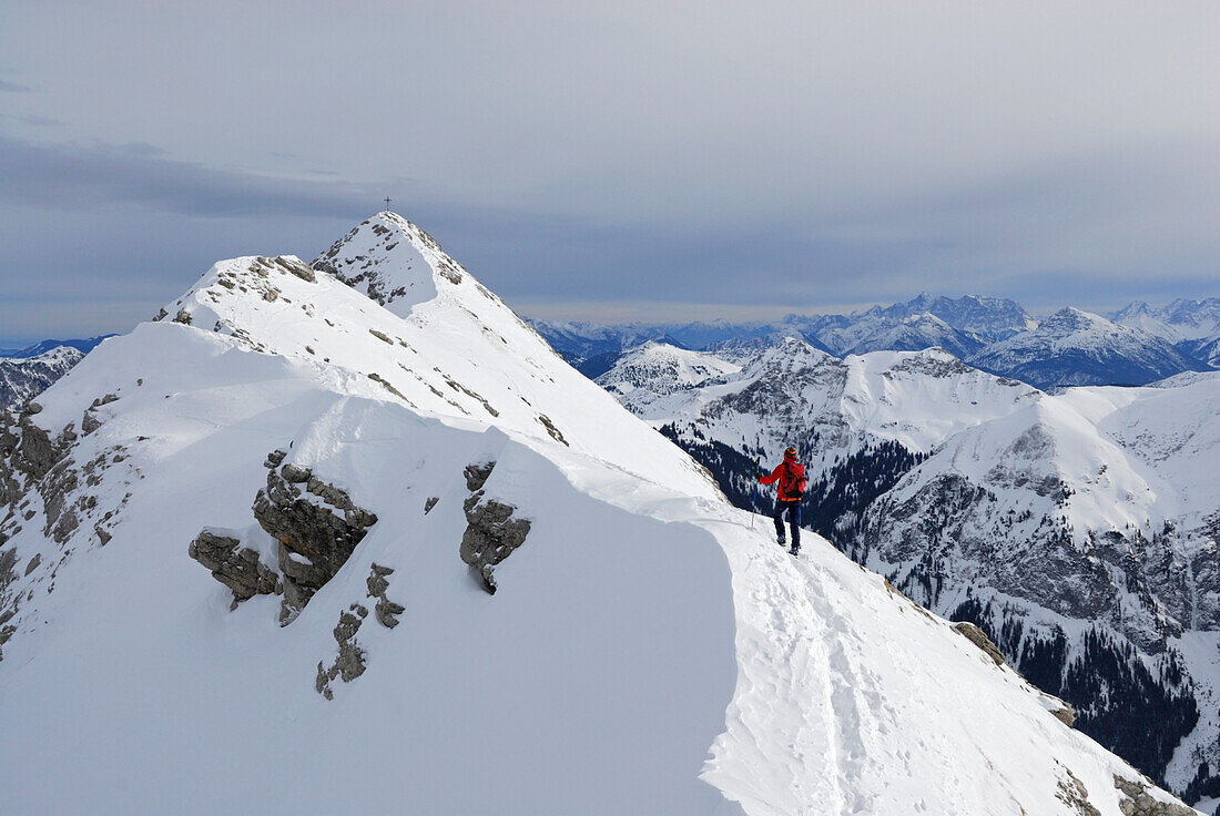 Skitourengeher am Gipfelgrat des Gaishorns, Gaishorn, Allgäuer Alpen, Allgäu, Tirol, Österreich