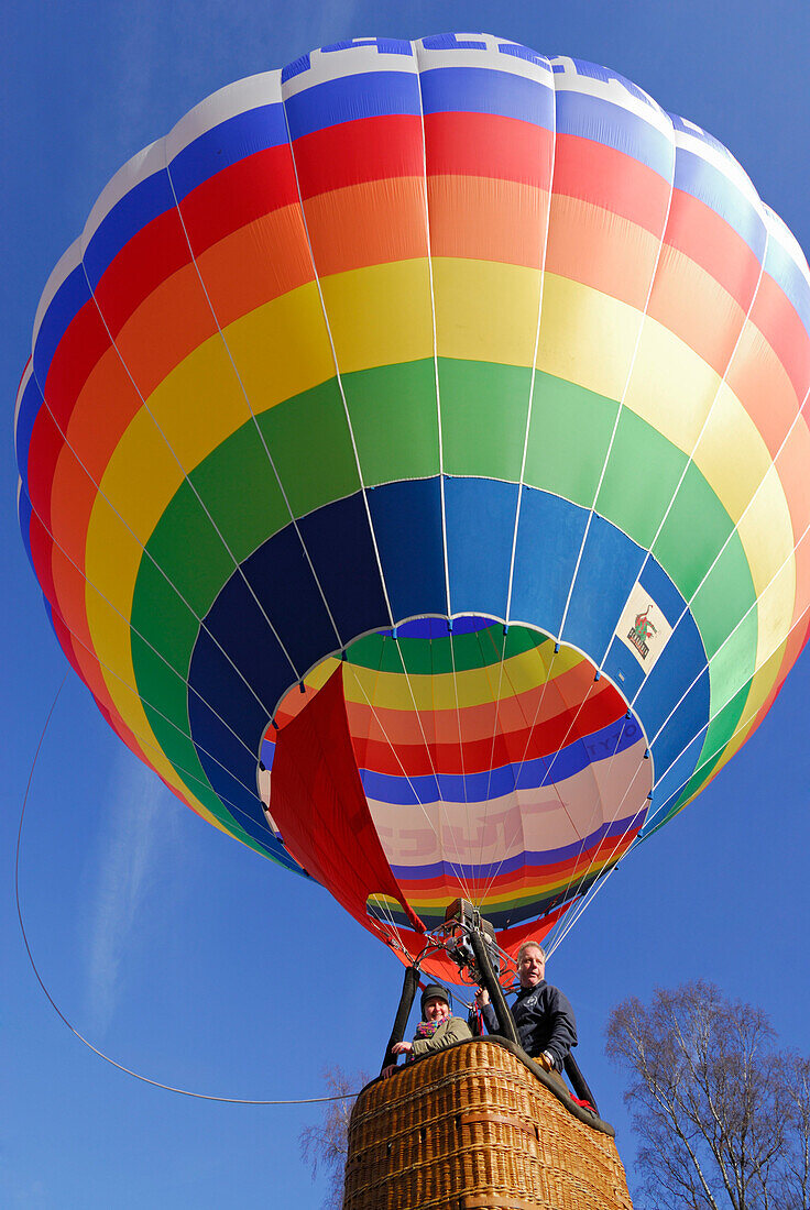 Ballonfahrt, Ballon in der Luft mit Passagieren in der Gondel, Montgolfiade in Bad Wiessee, Tegernsee, Oberbayern, Bayern, Deutschland