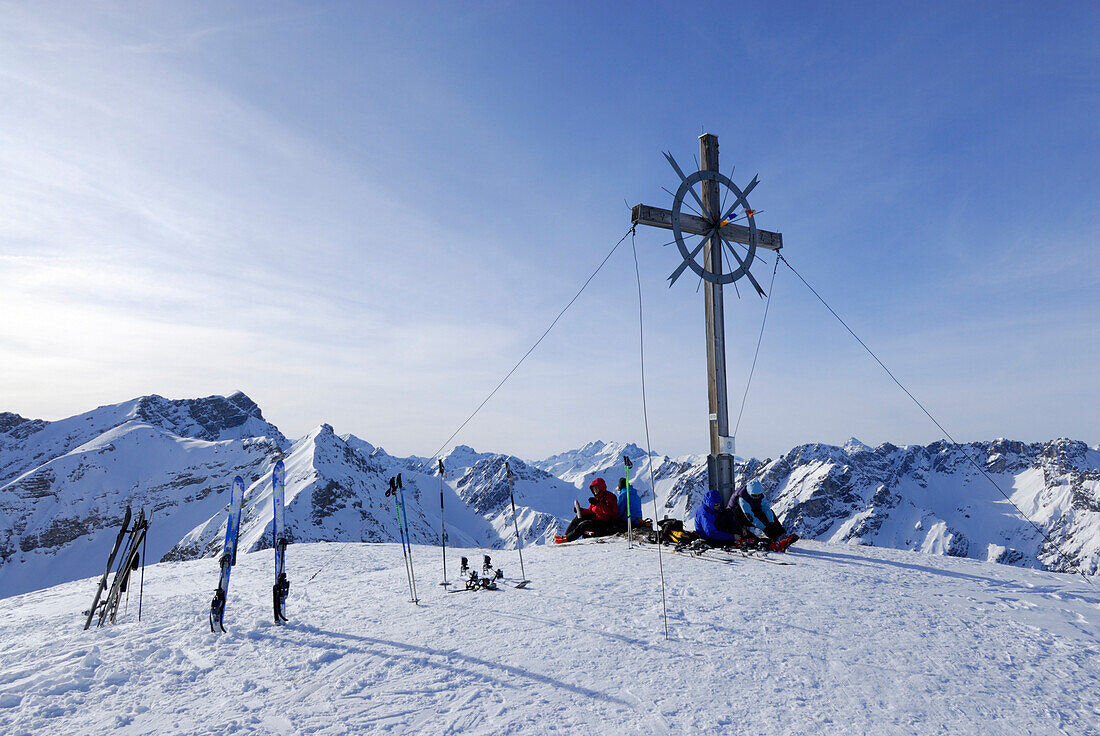Skitourengeher am Gipfelkreuz des Galtjoch, Lechtaler Alpen, Tirol, Österreich