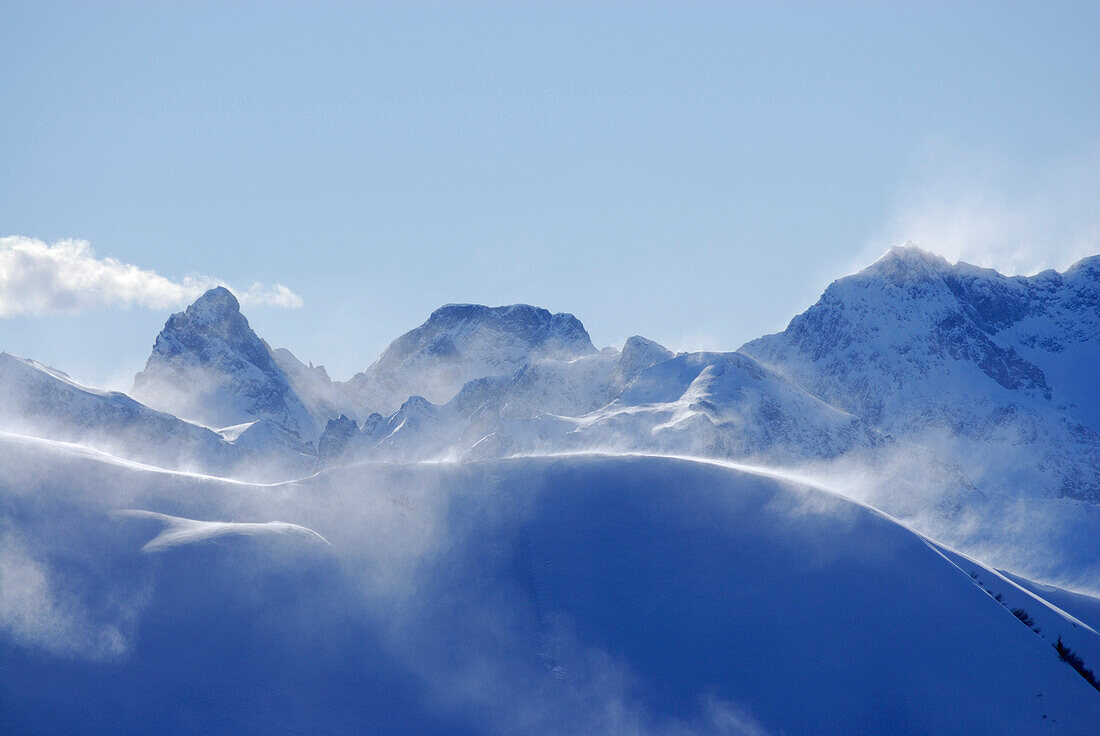 Schneefahnen über den Allgäuer Alpen, Kleinwalsertal, Vorarlberg, Österreich