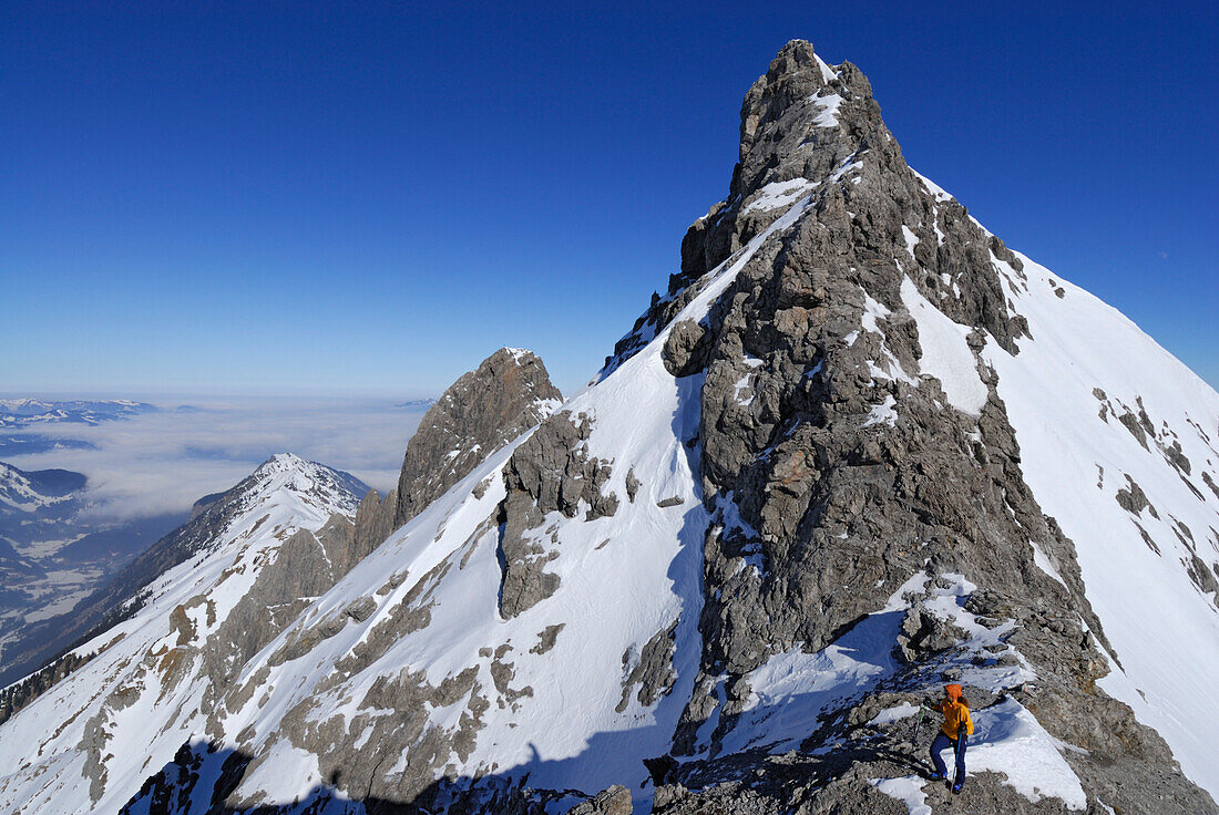 Ein Skitourengeher im Aufstieg zur Hochfrottspitze mit Blick auf Trettachspitze und Mädelegabel, Allgäuer Alpen, Allgäu, Schwaben, Bayern, Deutschland