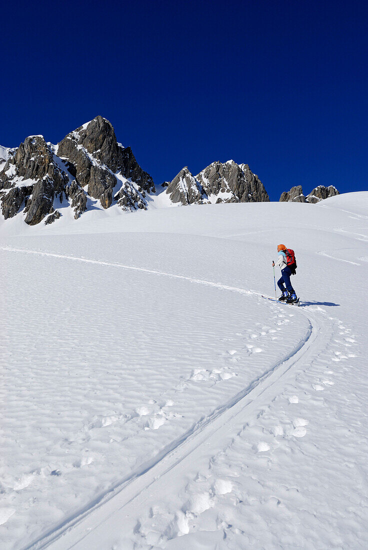 Junge Frau im Aufstieg auf Skispur im Noppenkar, Allgäuer Alpen, Allgäu, Tirol, Österreich