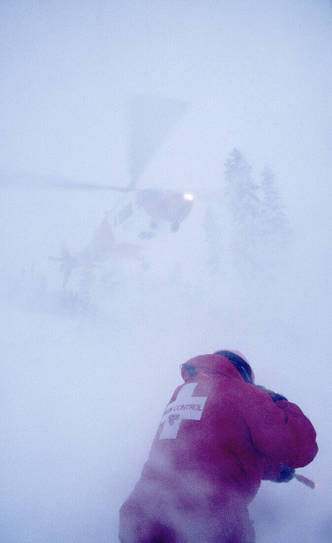  Aussen, Draussen, Eine Person, Eins, Erwachsene, Erwachsener, Farbe, Herausforderung, Hubschrauber, Kalt, Kälte, Mensch, Menschen, Notfall, Notfälle, Patsche, Rettung, Rettungen, Schnee, Schneesturm, Schwierigkeit, Schwierigkeiten, Sturm, Stürme, Tagesze