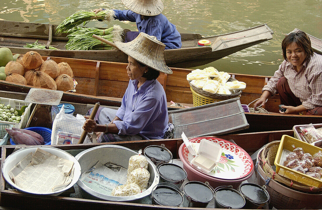 Floating market. Damnoen Saduak, Thailand