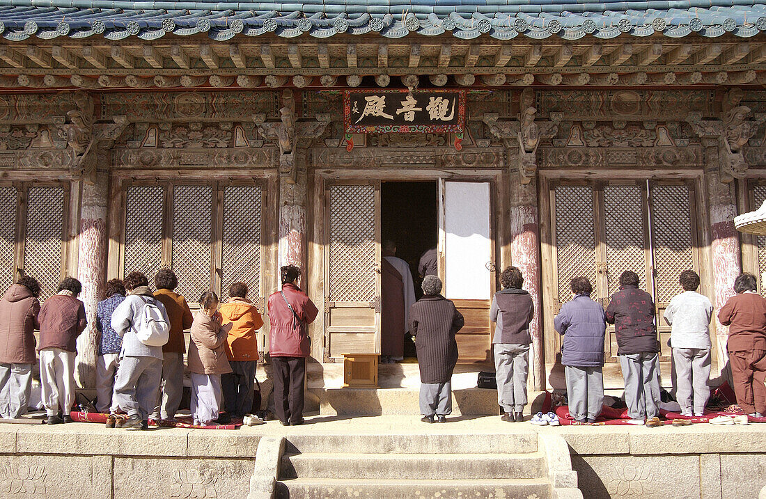 People praying during ceremonies at Beomeosa (Buddhist temple). Founded in 678 by priest Uisang during the reign of King Munmu. Busan, South Korea.