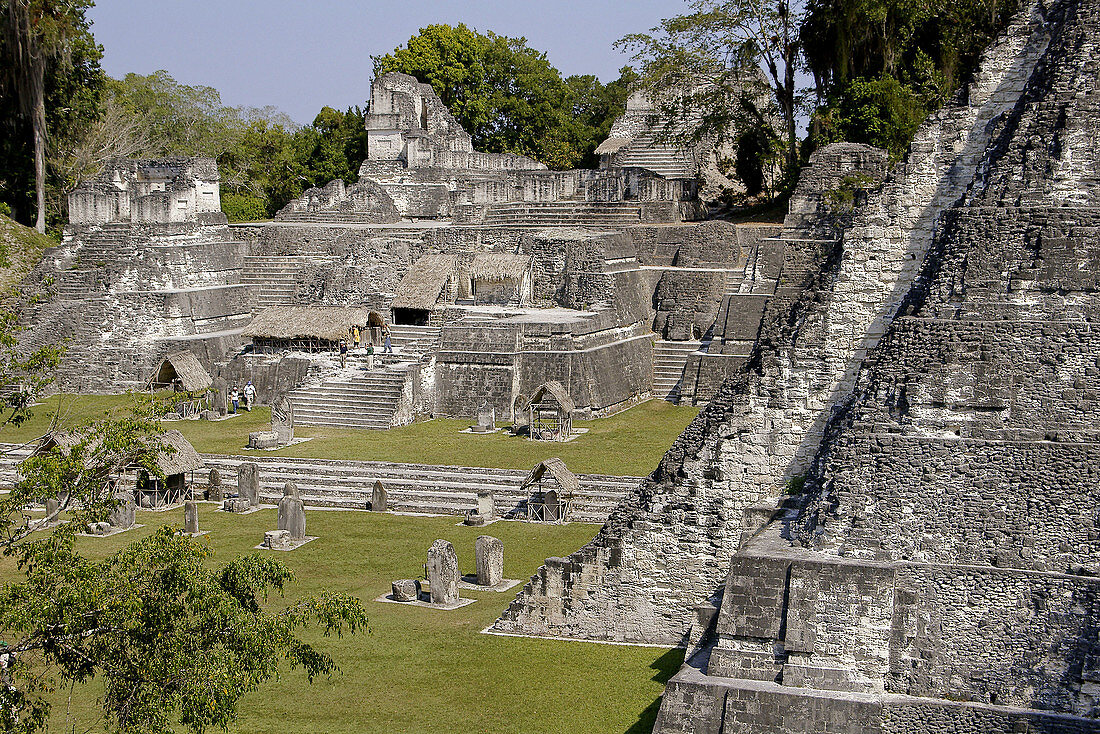 North Acropolis and Temple I, Great Jaguar. 700 d.c. Mayan ruins of Tikal. Peten region, Guatemala