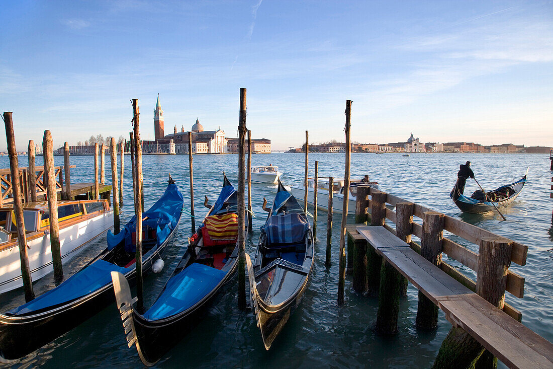 San Giorgio Maggiore, Gondeln im Vordergrund, Venedig, Venetien, Italien