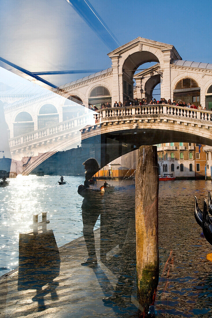 Rialtobrücke mit Spiegelung, Venedig, Venetien, Italien