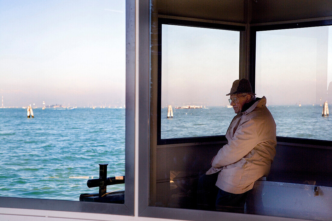 Mann wartet an der Haltestelle, Vaporetto Haltestelle, Venedig, Venetien, Italien