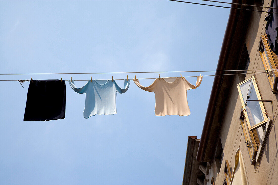 Wäscheleine zwischen Häuser, Chioggia, Lagune, Venetien, Italien