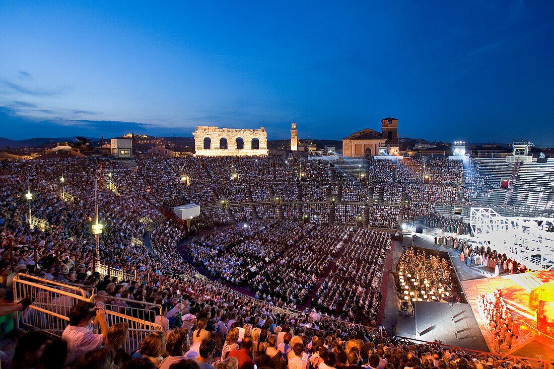 Opernaufführung von Nabucco in der Arena von Verona, Nachtaufnahme, Verona, Venetien, Italien