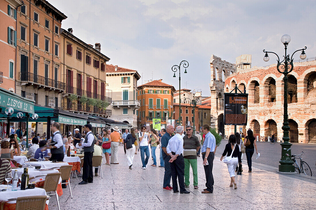 Restauranrs, Piazza Bra, Arena, Verona, Veneto, Italy