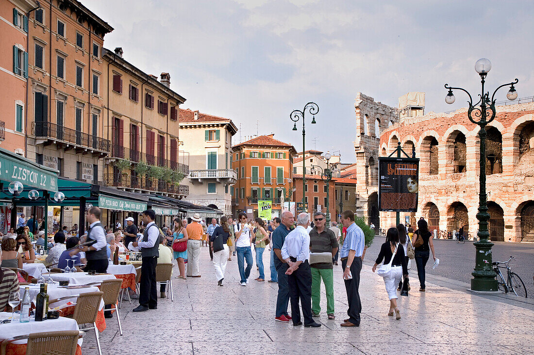 Restaurants, Piazza Bra, Verona, Venetien, Italien